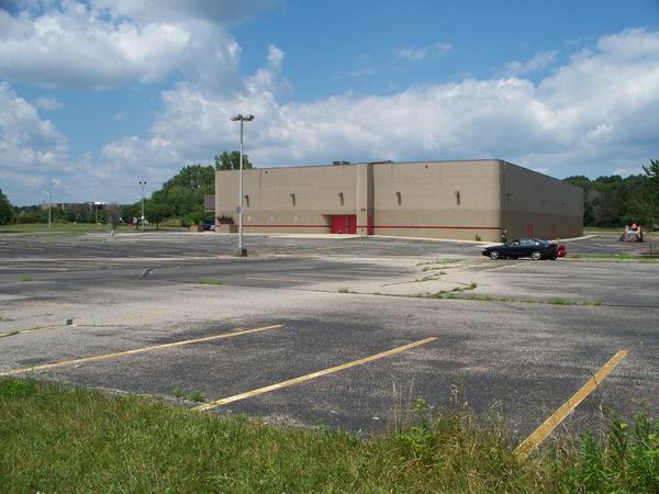 Elmwood Plaza 8 Theatres - 2010 Shot From Aaron Irvine (newer photo)